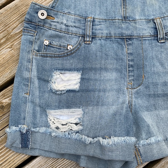 Dollhouse | Juniors' Jean short overalls - Picture 6 of 11